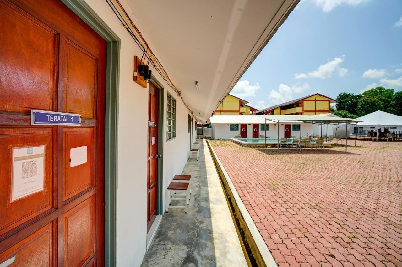 Capital O 90423 Teratai Chalet Hotel Kampong Raja Екстериор снимка