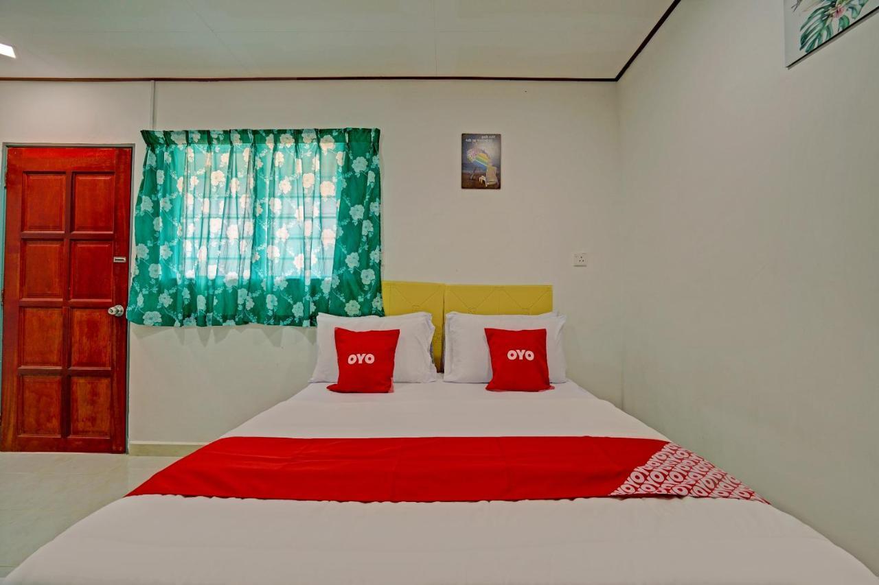Capital O 90423 Teratai Chalet Hotel Kampong Raja Екстериор снимка