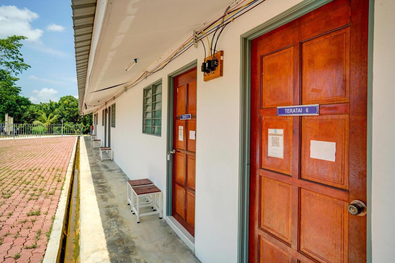 Capital O 90423 Teratai Chalet Hotel Kampong Raja Екстериор снимка